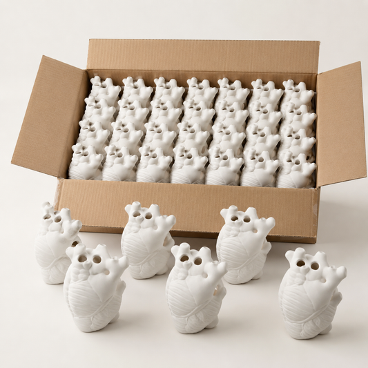 Paquete de 30 floreros de cerámica en forma de corazón para pintar y decorar con diseño romántico y funcionalidad de drenaje.