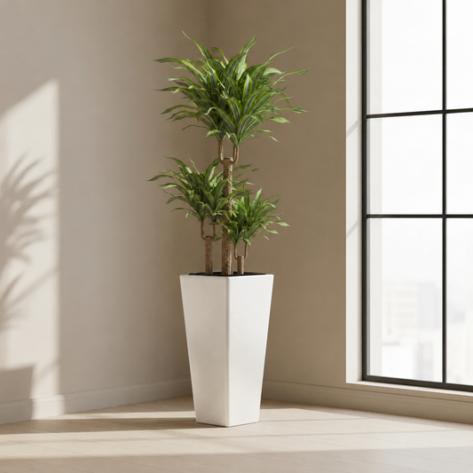 Obelisco de fibra de vidrio blanco, diseño vertical elegante y resistente para plantas altas.